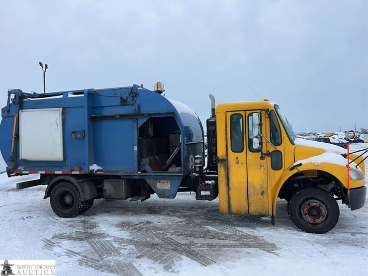 2018-freightliner-m2-106-image-8