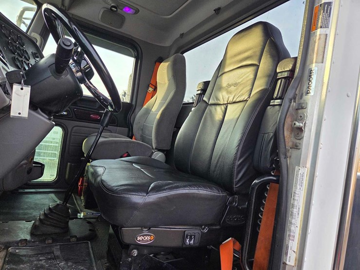 2013-peterbilt-388-image-87
