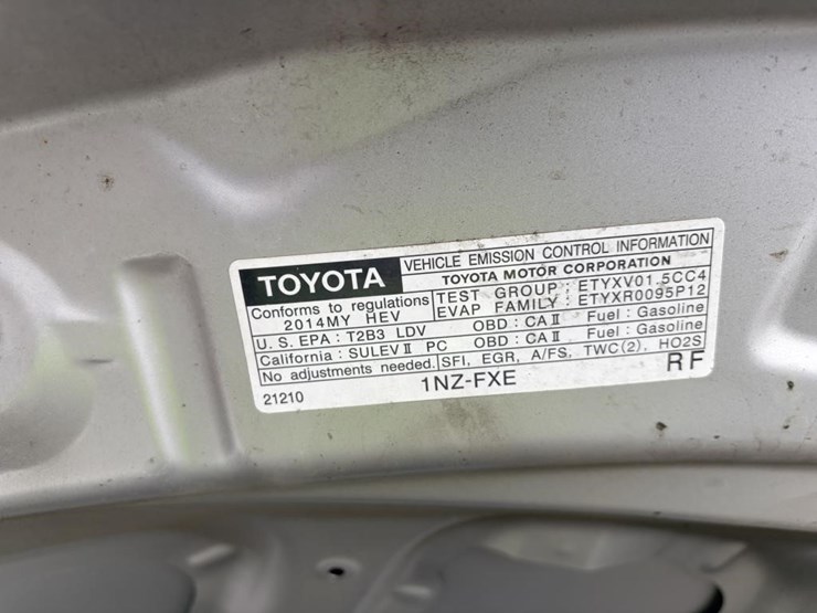 2014-toyota-prius-c-sedan-image-8