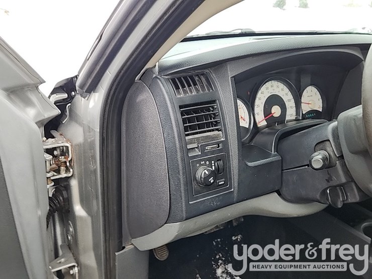 2011-dodge-dakota-image-24