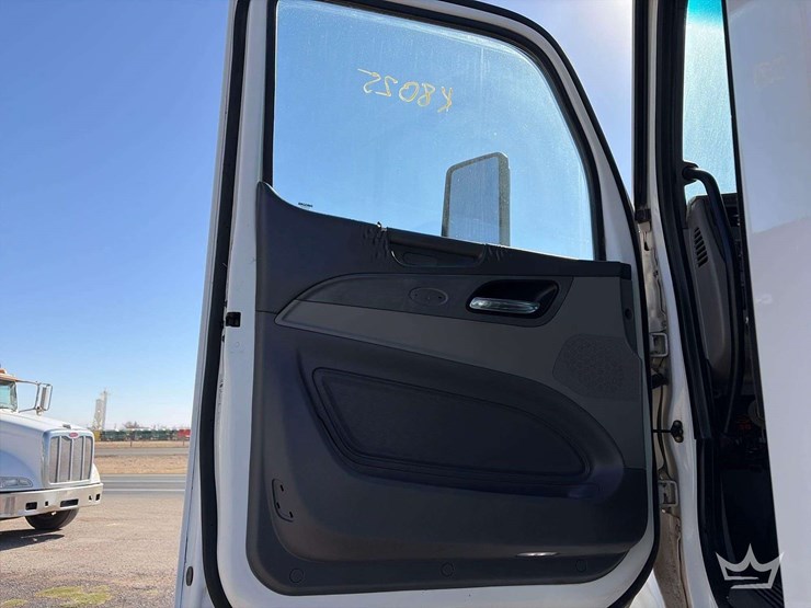 2015-peterbilt-567-image-13