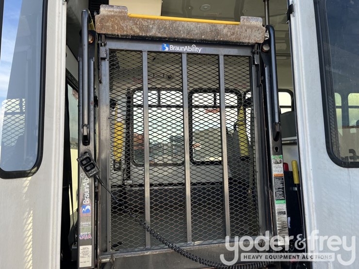 2016-ford-e450-image-7