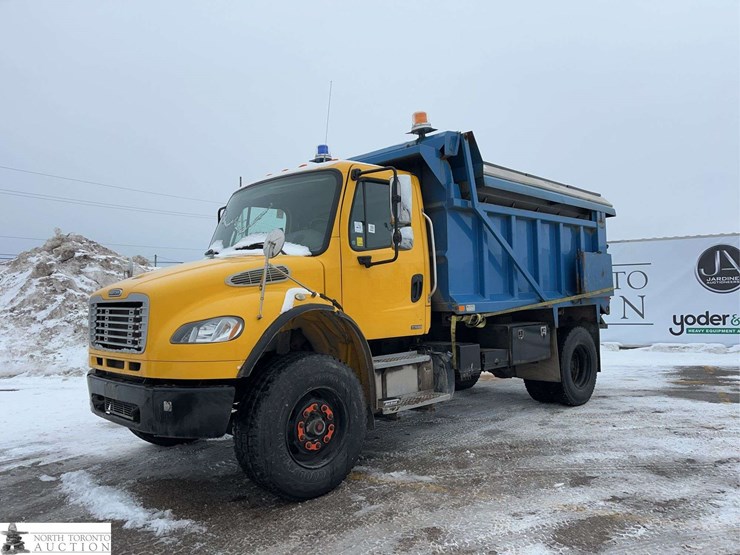 2011-freightliner-m2-106-image-1
