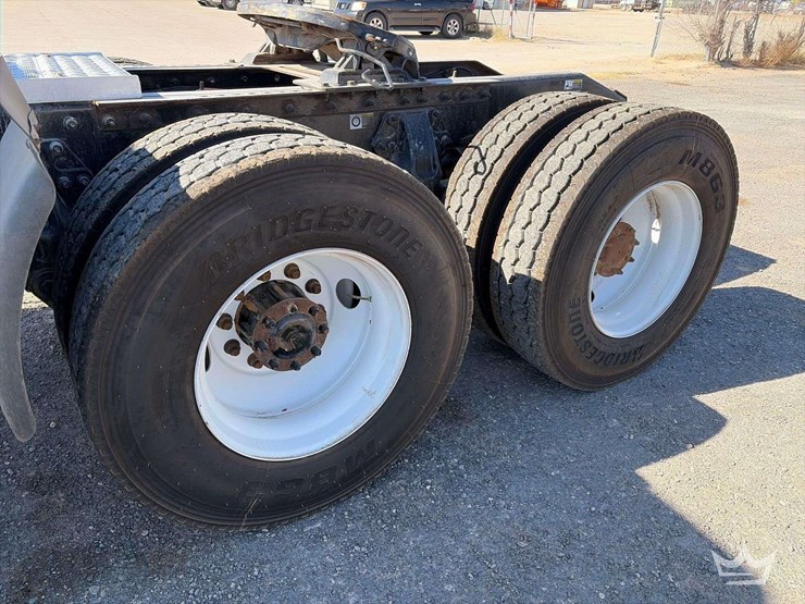 2015-peterbilt-567-image-24