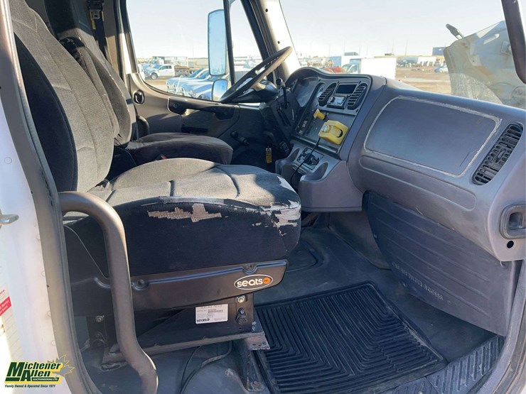 2005-freightliner-m2-106-image-17