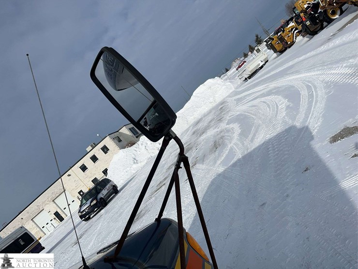 2005-ford-e-series-s/a-24-passenger-bus-image-40