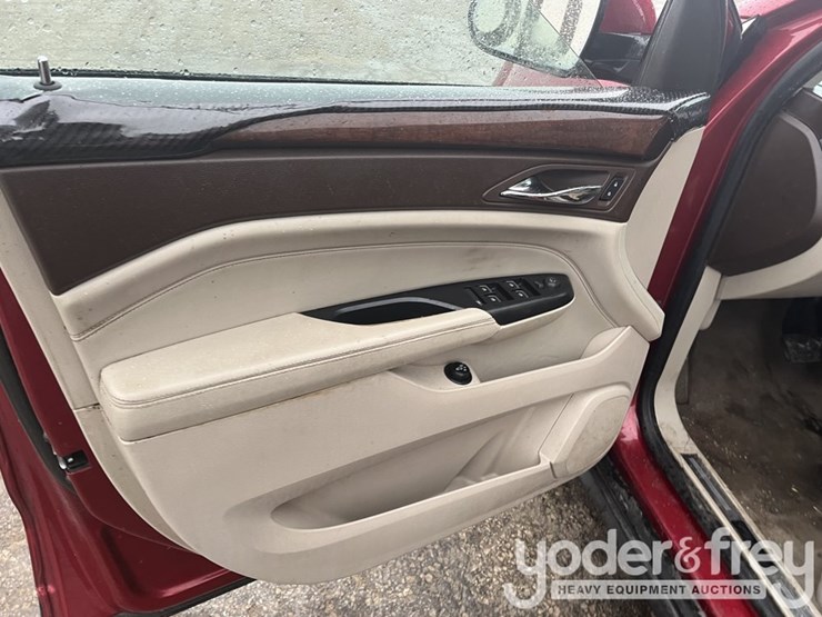 2014-cadillac-srx-image-27