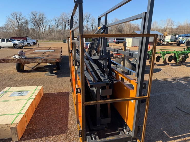 #7811-•-cattle-chute-with-scales-image-4