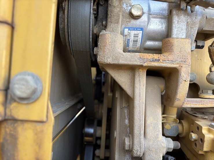 2005-caterpillar-143h-image-53