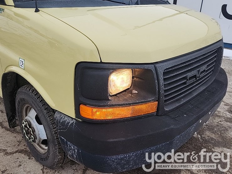 2015-gmc-savana-g4500-image-44