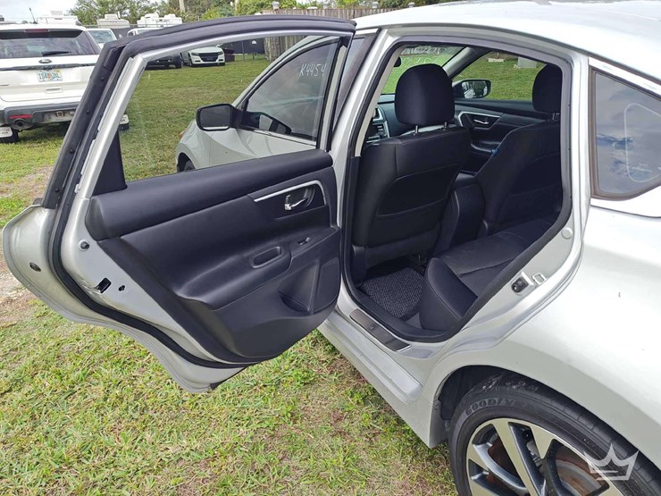 2017-nissan-altima-sedan-image-18