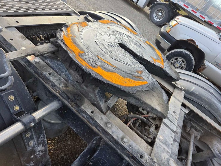 2013-peterbilt-388-image-35