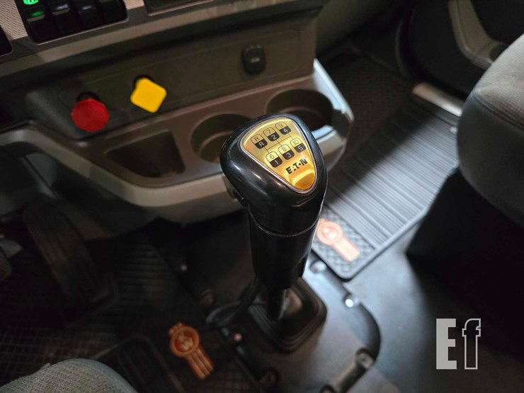 2017-kenworth-t880-image-23