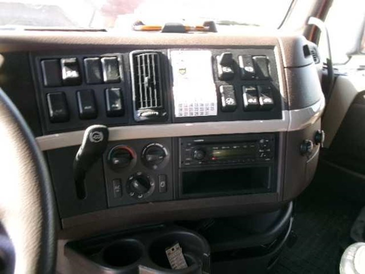 2014-volvo-vnl64t780-image-11