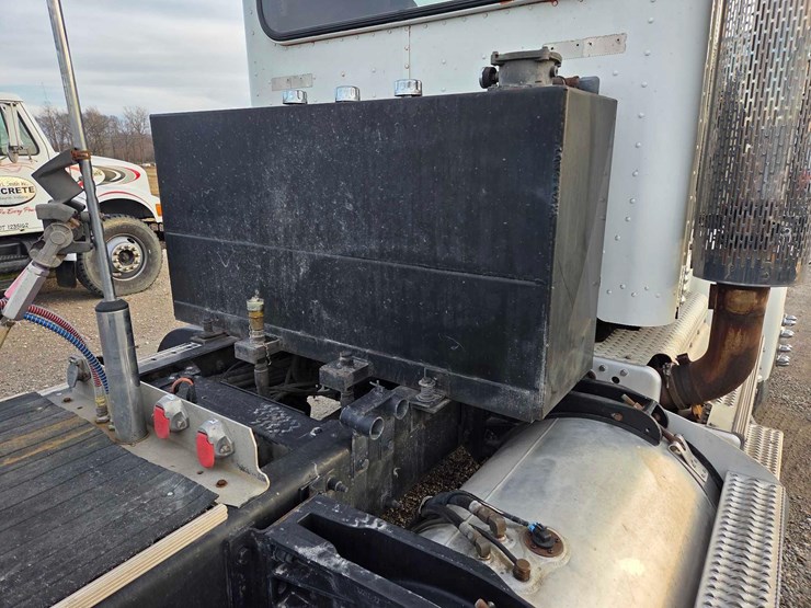 2013-peterbilt-388-image-46