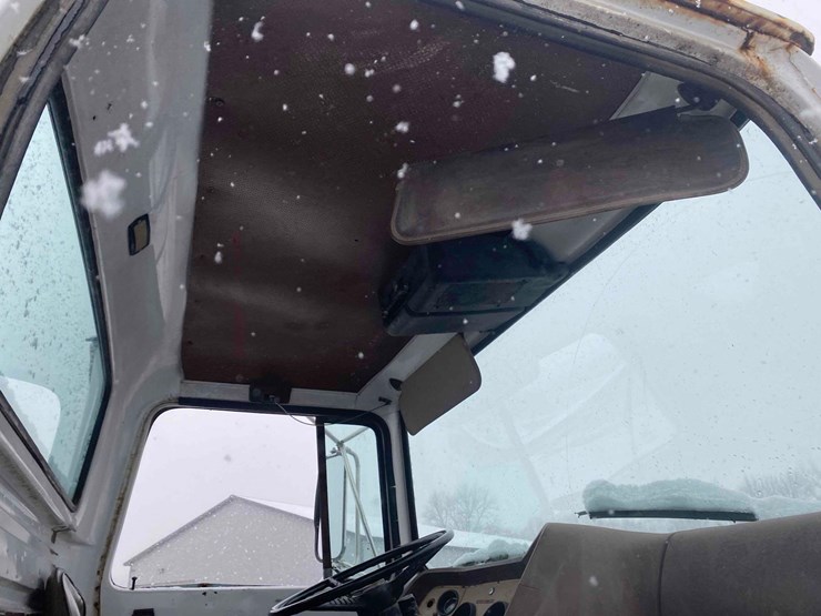 1983-ford-9000-image-66