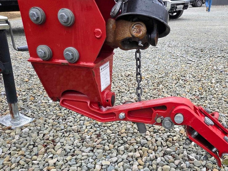 2020-new-holland-210-image-31