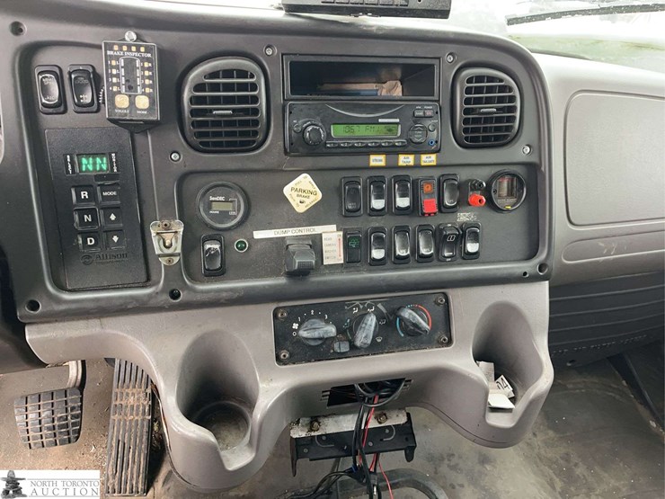 2011-freightliner-m2-106-image-24