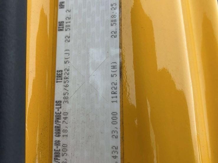 2011-freightliner-m2-106-image-14