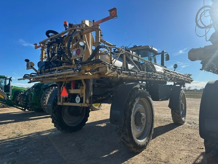 #4295-•-**rogator-900c-4x4-self-propelled-sprayer-agca0900lnnnl1061-image-3