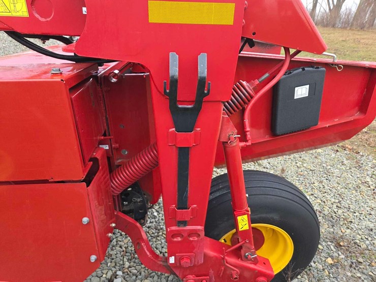 2020-new-holland-210-image-44