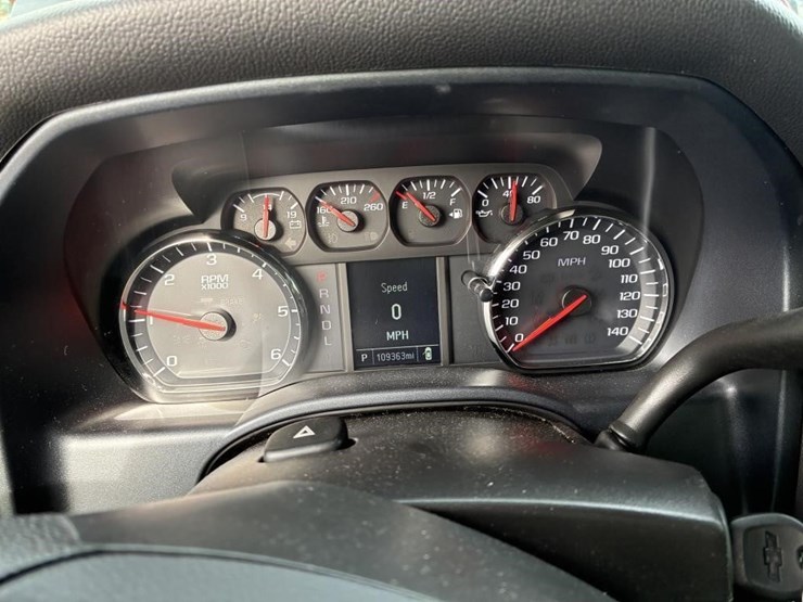 2018-chevrolet-silverado-crew-cab-image-15