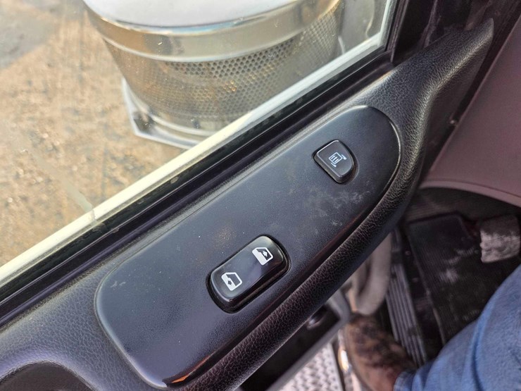 2013-peterbilt-388-image-72