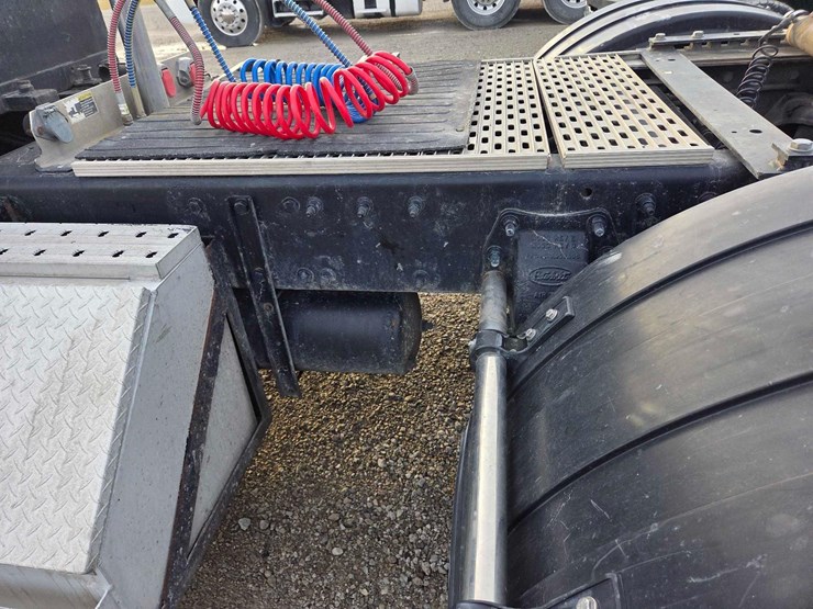 2013-peterbilt-388-image-39