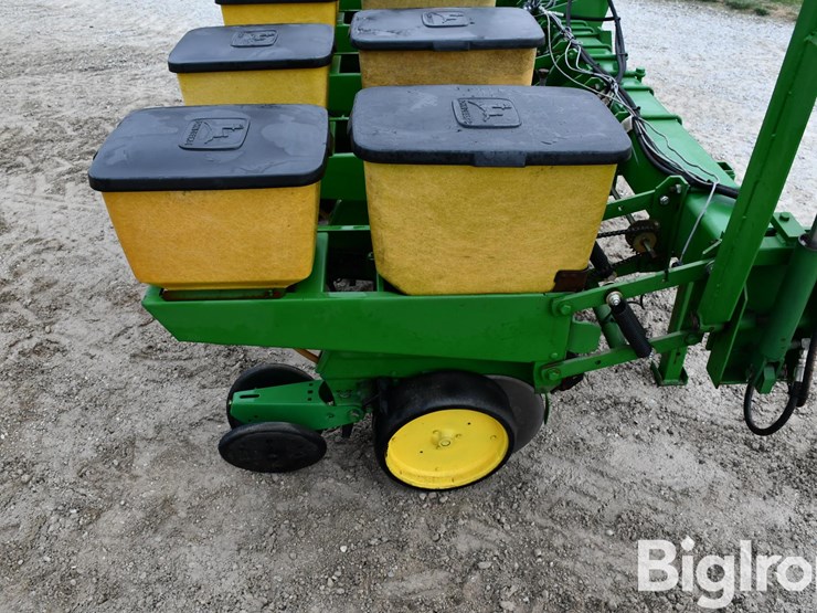 john-deere-6r30-planter-image-17
