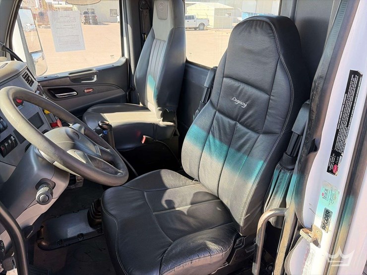 2015-peterbilt-567-image-14