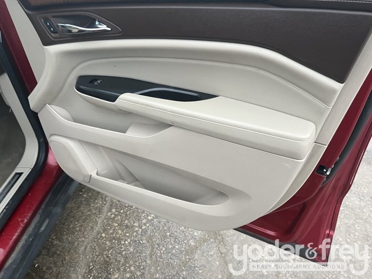 2014-cadillac-srx-image-38