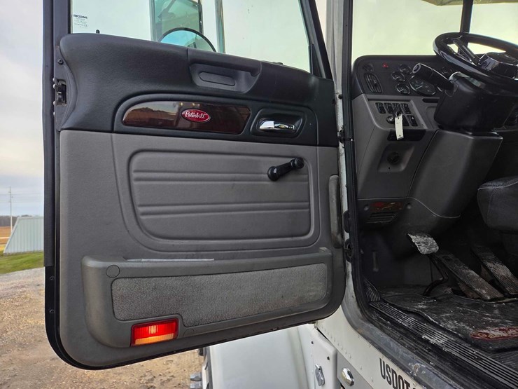 2013-peterbilt-388-image-57