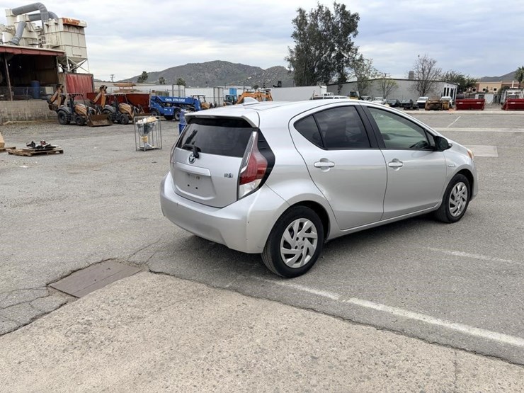 2015-toyota-prius-c-sedan-image-3