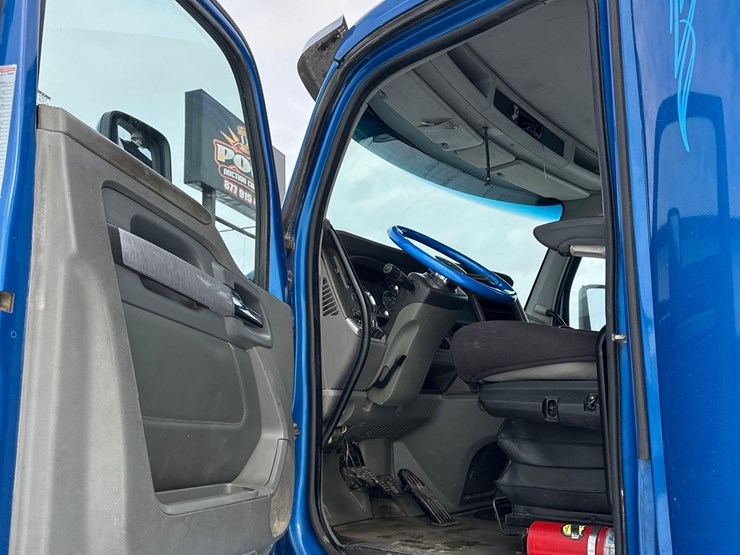 2015-kenworth-t880-image-15