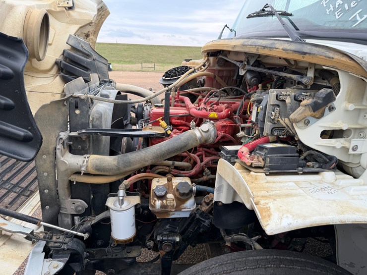 2016-freightliner-m2-106-image-19