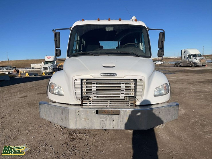 2005-freightliner-m2-106-image-9