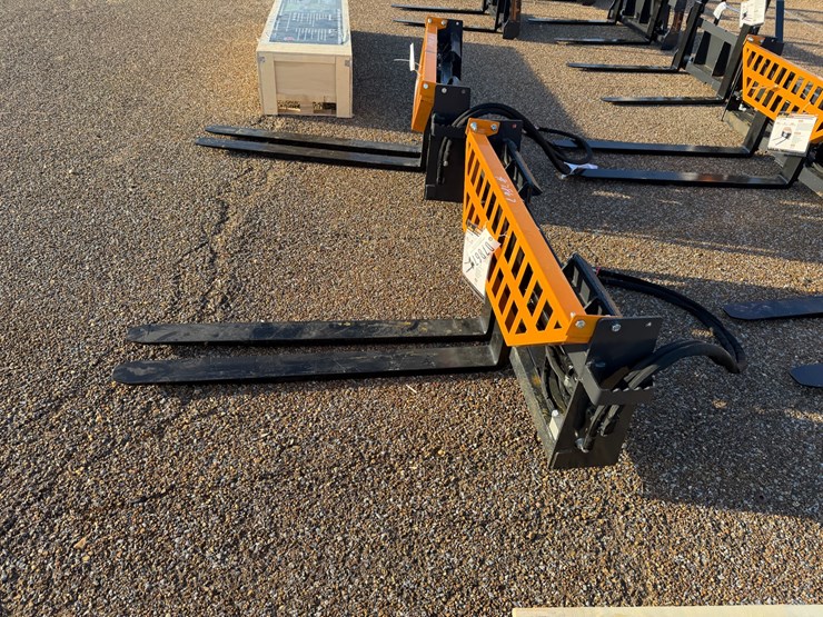 #7867-•-skid-steer-hydraulic-pallet-forks-image-2