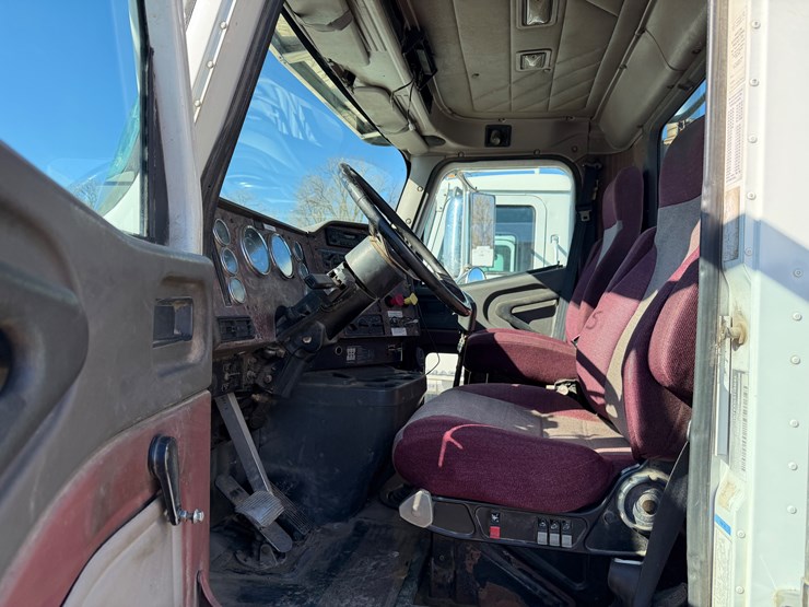 2001-international-9400-image-7