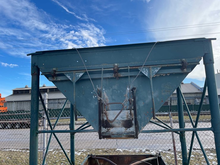 #2269-•-(2)-metal-hoppers-image-15