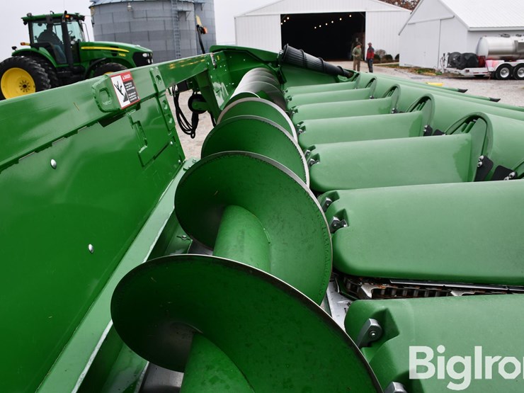 2024-john-deere-c8r-image-15