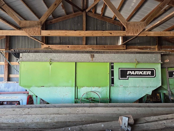 parker-gravity-wagon-on-gehl-running-gear-w/-roll-tarp-image-5