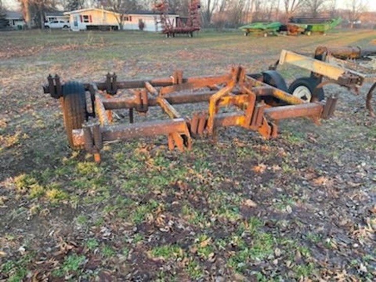 landoll-10-shank-3pt-hitch-chisel-plow---no-welds-or-cracks.-image-1