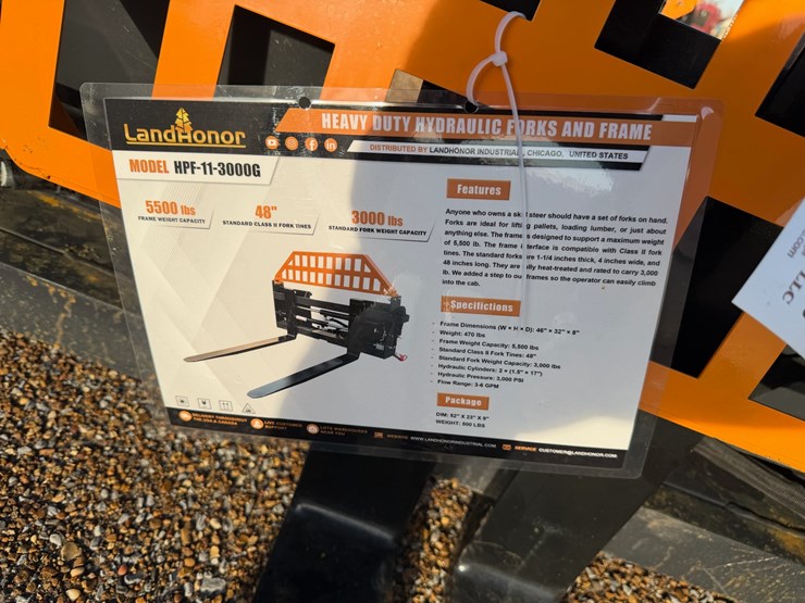 #7867-•-skid-steer-hydraulic-pallet-forks-image-1