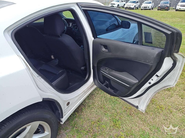 2017-dodge-charger-sedan-image-11