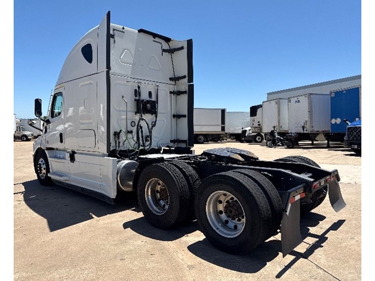 2020-freightliner-cascadia-113-image-2