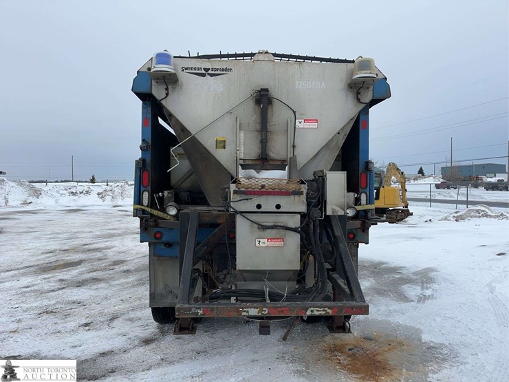 2011-freightliner-m2-106-image-6