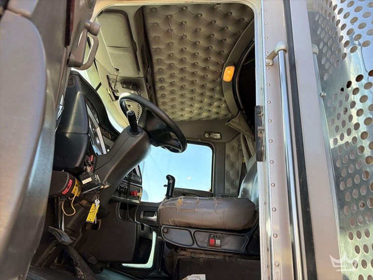 2012-kenworth-t800-image-14