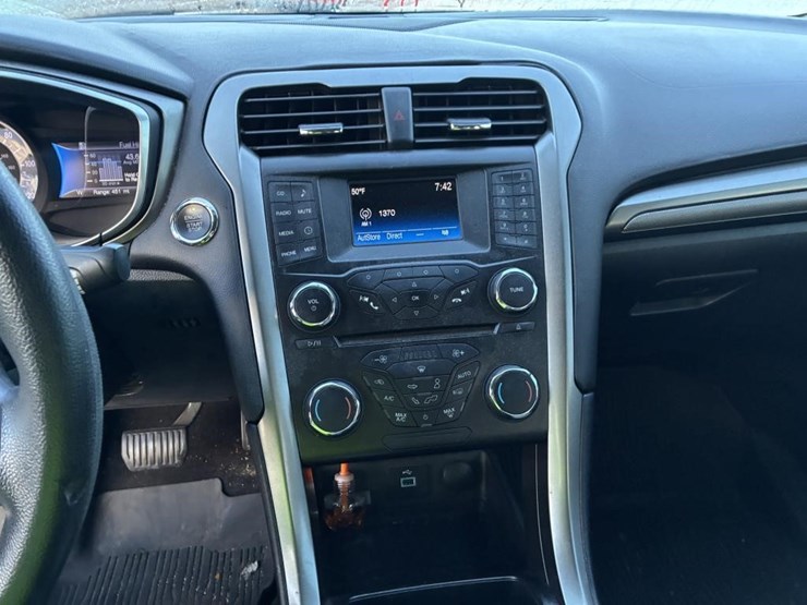 2017-ford-fusion-sedan-image-12