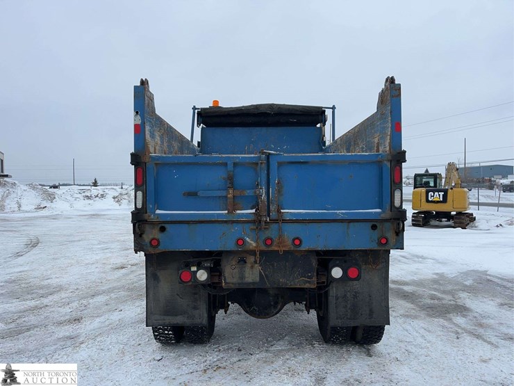 2011-freightliner-m2-106-image-6