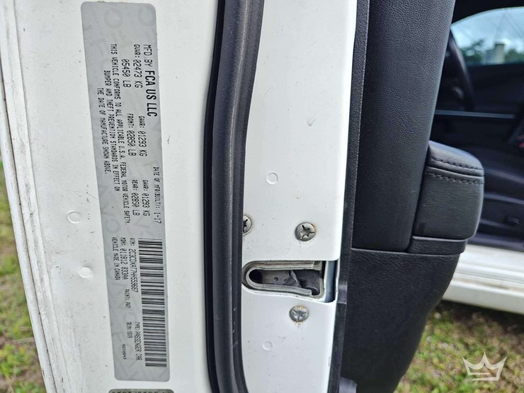 2017-dodge-charger-sedan-image-5